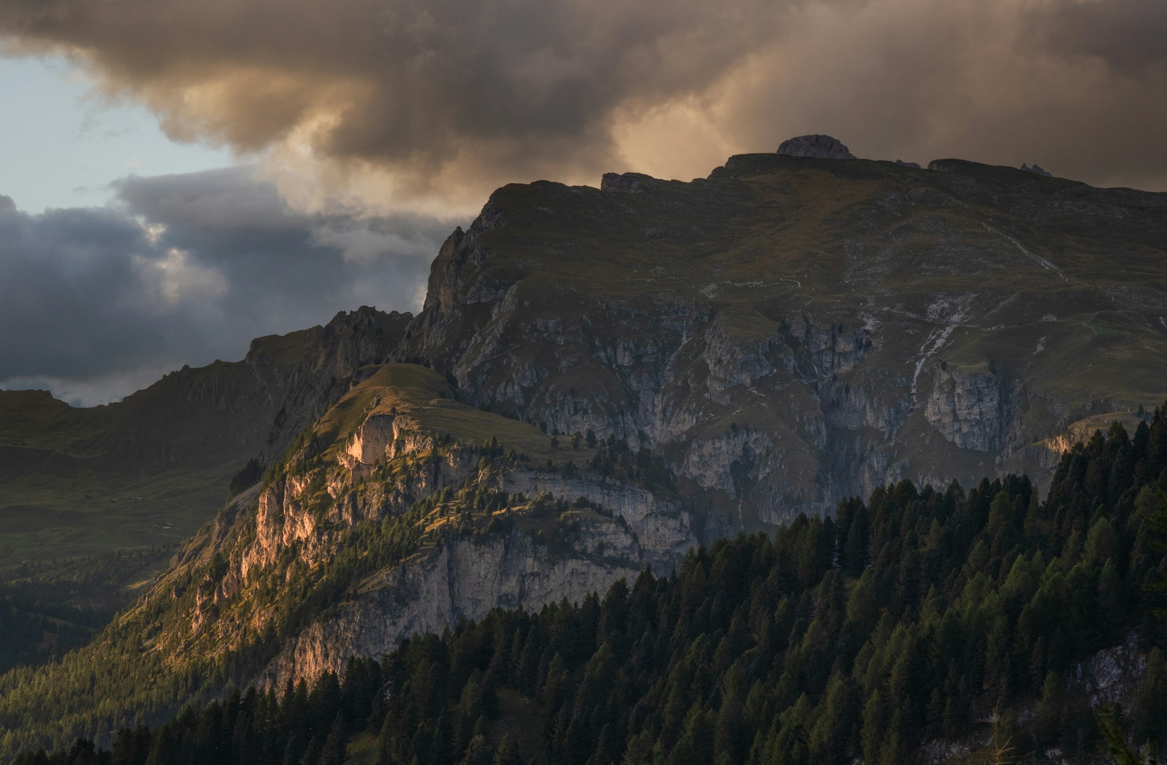 La luz del atardecer dibuja las cumbres de los Dolomitas