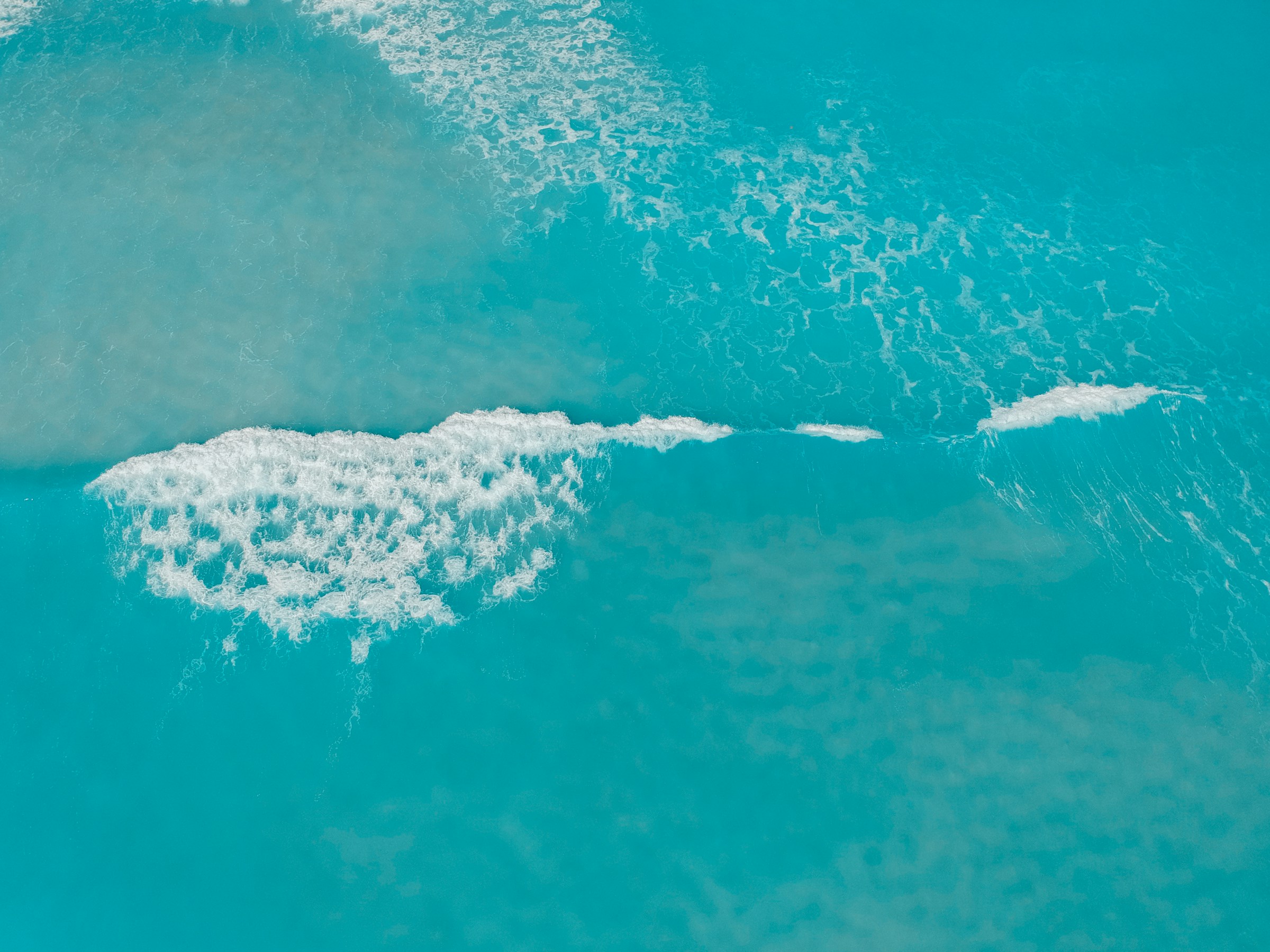 Espuma blanca sobre el azul profundo del océano